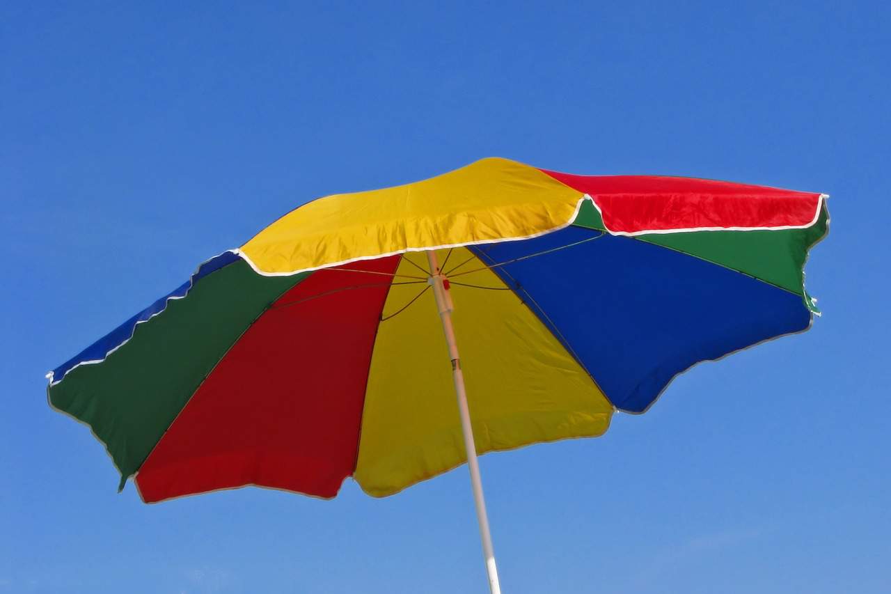 beach-umbrella-8894360